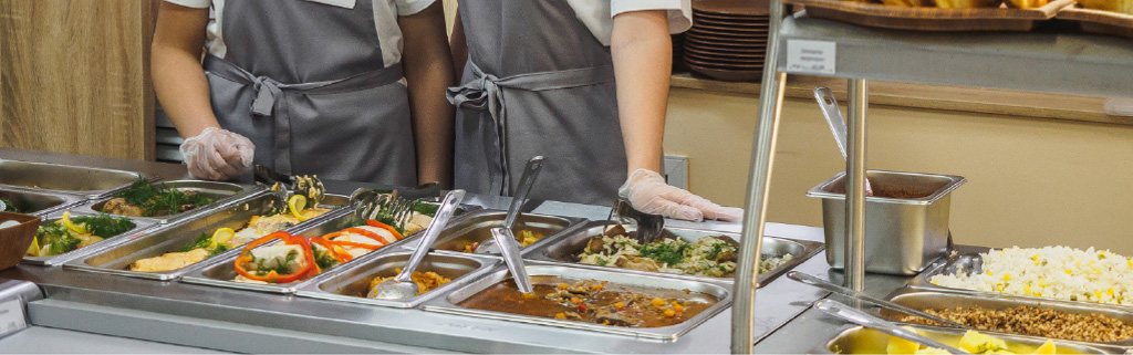 Výdej jídla při firemním cateringu